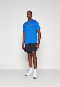 Nike Performance PRO - Spordi T-särk - game royal