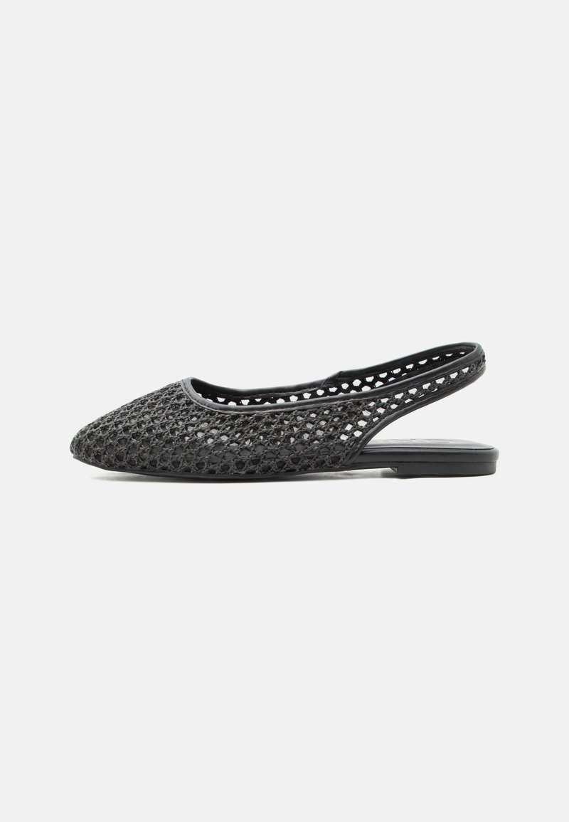 Μαύρο επίπεδο παπούτσι slingback με ανοιχτό πλεγμένο σχέδιο και μυτερή μύτη σε απλό φόντο.