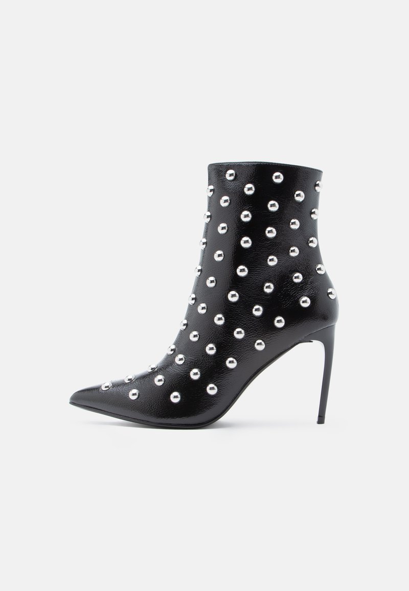 Čierna členková čižma z textúrovanej kože, zdobená striebornými cvočkami, so špicatou špičkou a podpätkom na ihličkovom opätku.