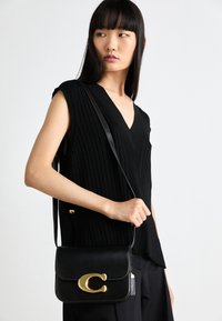 COACH IDOL BAG - Ručna torba - black