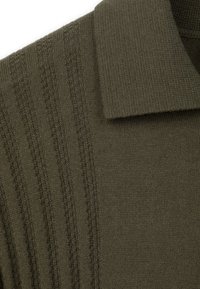 Oliwkowa zielona dzianinowa koszulka polo z wyraźnym kołnierzem i pionowym prążkowanym wzorem, wykonana z teksturowanej tkaniny o subtelnym połysku.