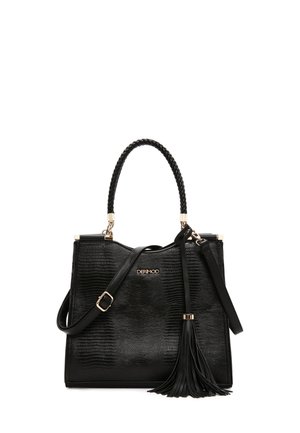 Borsa nera con una finitura testurizzata, caratterizzata da manici intrecciati, dettagli in metallo dorato e un pompon decorativo. Inclusa una tracolla regolabile.
