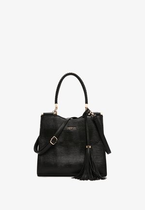 Bolso de mano negro con un acabado texturizado, que presenta asas trenzadas, acentos en hardware dorado y un borlas decorativa. Incluye una correa de hombro ajustable.