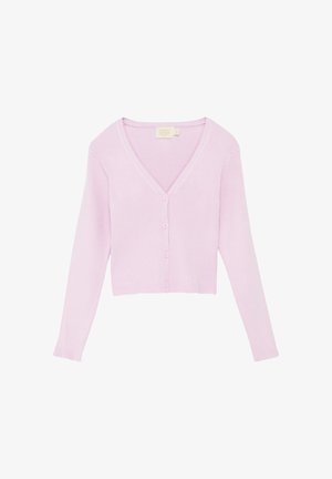 Lichtroze cropped vest met een V-hals, geribbelde structuur en zes knopen aan de voorkant. Lange mouwen met subtiele details langs de manchetten.