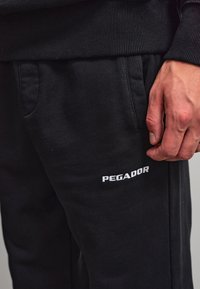 Pegador LOGO HEAVY JOGGER - Træningsbukser - washed black