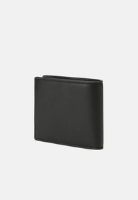 Sort læder bifold tegnebog præsenteret lodret på en lys grå baggrund, der viser rene syninger og en glat tekstur.