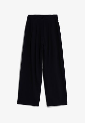 Pantaloni a gamba larga in blu scuro, realizzati in un tessuto morbido. Presentano pieghe, chiusura frontale con bottone e tasche laterali. Design minimalista.