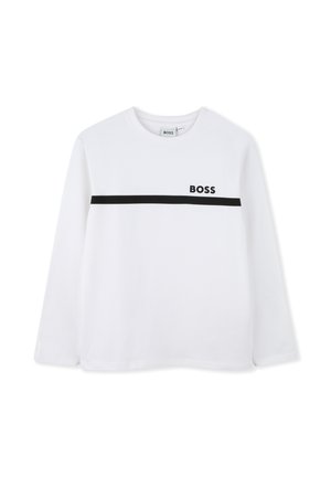 Chemise blanche à manches longues avec une bande horizontale noire sur la poitrine et "BOSS" imprimé au-dessus de la bande sur le côté gauche.