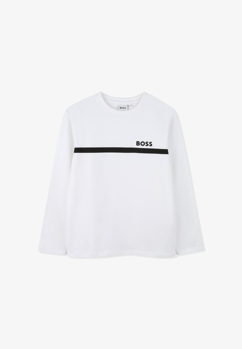 Chemise blanche à manches longues avec une bande horizontale noire sur la poitrine et "BOSS" imprimé au-dessus de la bande sur le côté gauche.