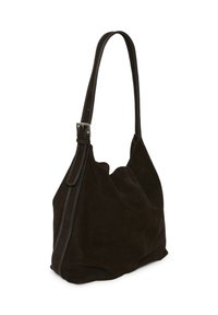 Sac à bandoulière en daim marron foncé avec une longue sangle ajustable et un détail de boucle argentée sur fond blanc.