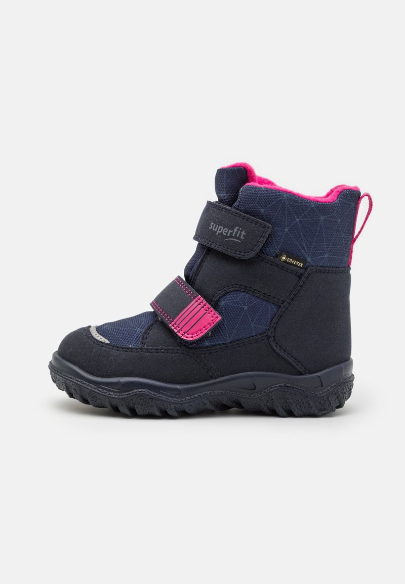 Bottes avec une tige bleu marine, des accents roses et des détails gris. Dotées d'une bride auto-agrippante et d'une semelle en caoutchouc texturée pour une meilleure adhérence. Conception étanche.