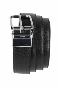 Zwarte leren riem met een gestructureerd oppervlak, voorzien van een gepolijste zilveren gesp en een reliëf merklogo. Eenvoudig, klassiek ontwerp met strakke lijnen.