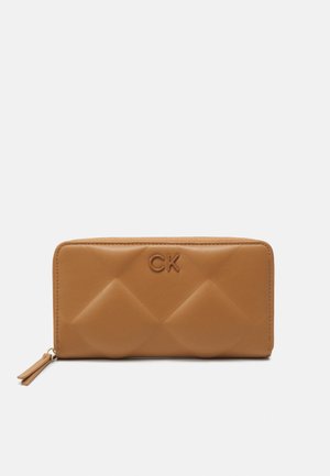 Calvin Klein LOCK QUILT WALLET - Wallet - brown sugar