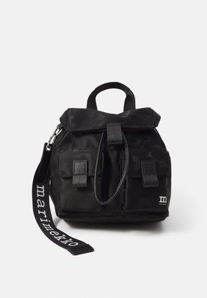 Mochila negra con acabado texturizado, dos bolsillos frontales, asa superior, correa ajustable con el texto 'marimekko' y tapa plegable.