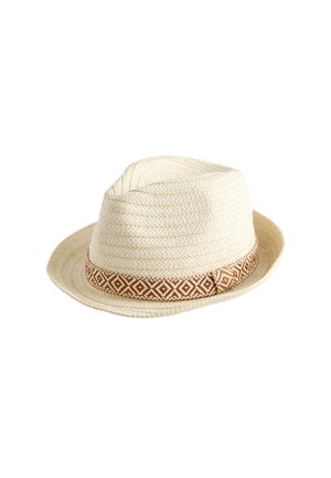 Beżowy pleciony kapelusz fedora z brązowo-białą geometryczną wzorzystą opaską wokół podstawy korony.