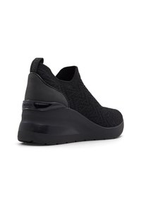 Sneaker nera slip-on con upper in maglia testurizzata, suola platform stampata e un dettaglio liscio sull' tacco.