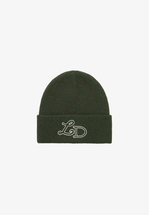 Groene gebreide beanie met een omgevouwen rand. Voorzien van een witte geborduurde 'LD' aan de voorkant. Het materiaal lijkt zacht en rekbaar. Ronde kroonontwerp.
