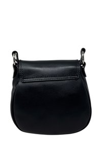 Borsa in pelle nera con forma arrotondata, texture liscia e dettagli in metallo argento. Presenta una chiusura con patta pieghevole.