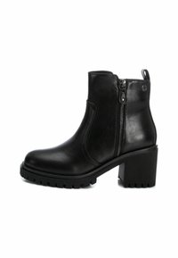 Botas de tobillo negras hechas de cuero suave, con tacón grueso, cremallera lateral y suela de goma texturizada con ranuras prominentes.