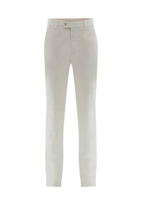 Weiße maßgeschneiderte Hose mit flachem Vorderteil, subtiler Schimmerung und Reißverschluss. Verfügt über einen einzelnen Frontknopf und seitliche Taschen. Glatte Stofftextur.