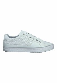 Weiße Sneakers mit einer glatten Lederoberfläche, perforierten Seiten, grauen Akzenten, sechs metallischen Ösen und einer strukturierten Gummisohle.