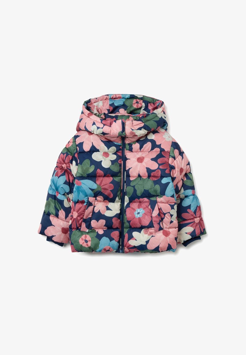 Chaqueta acolchada con un fondo marino, que presenta grandes flores en tonos rosa, azul y verde, capucha y dos bolsillos frontales. Cierre con cremallera.