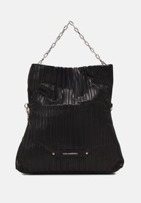 Czarna torebka plisowana, wykonana z fakturowanego materiału, z srebrnym uchwytem łańcuszkowym i metalową płytką logo z przodu.