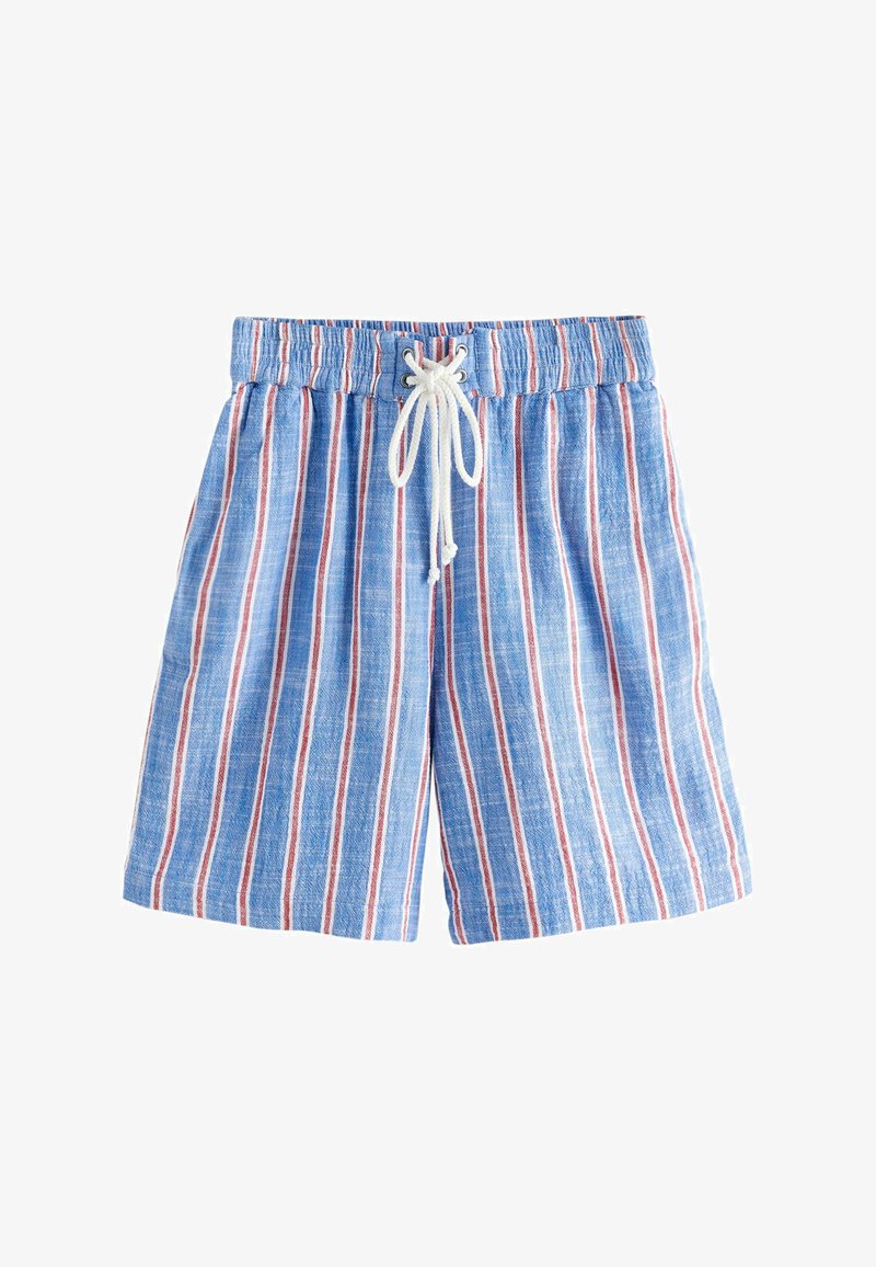 Pantalones cortos azules con rayas verticales blancas y rojas, cinturilla elástica y cordón blanco para ajustar en la parte delantera.