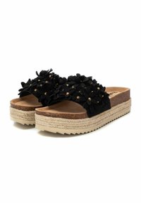 Sandalias de plataforma negras con un diseño de fieltro floral, que presentan acentos dorados, una media suela de corcho y una suela exterior de goma texturizada.