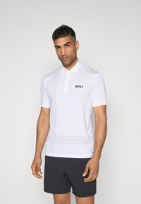 Weißes Poloshirt mit kurzen Ärmeln, Drei-Knopf-Knopfleiste, schwarzem "BOSS"-Logo sowie feinen horizontalen und diagonalen Linien in Orange und Grau.