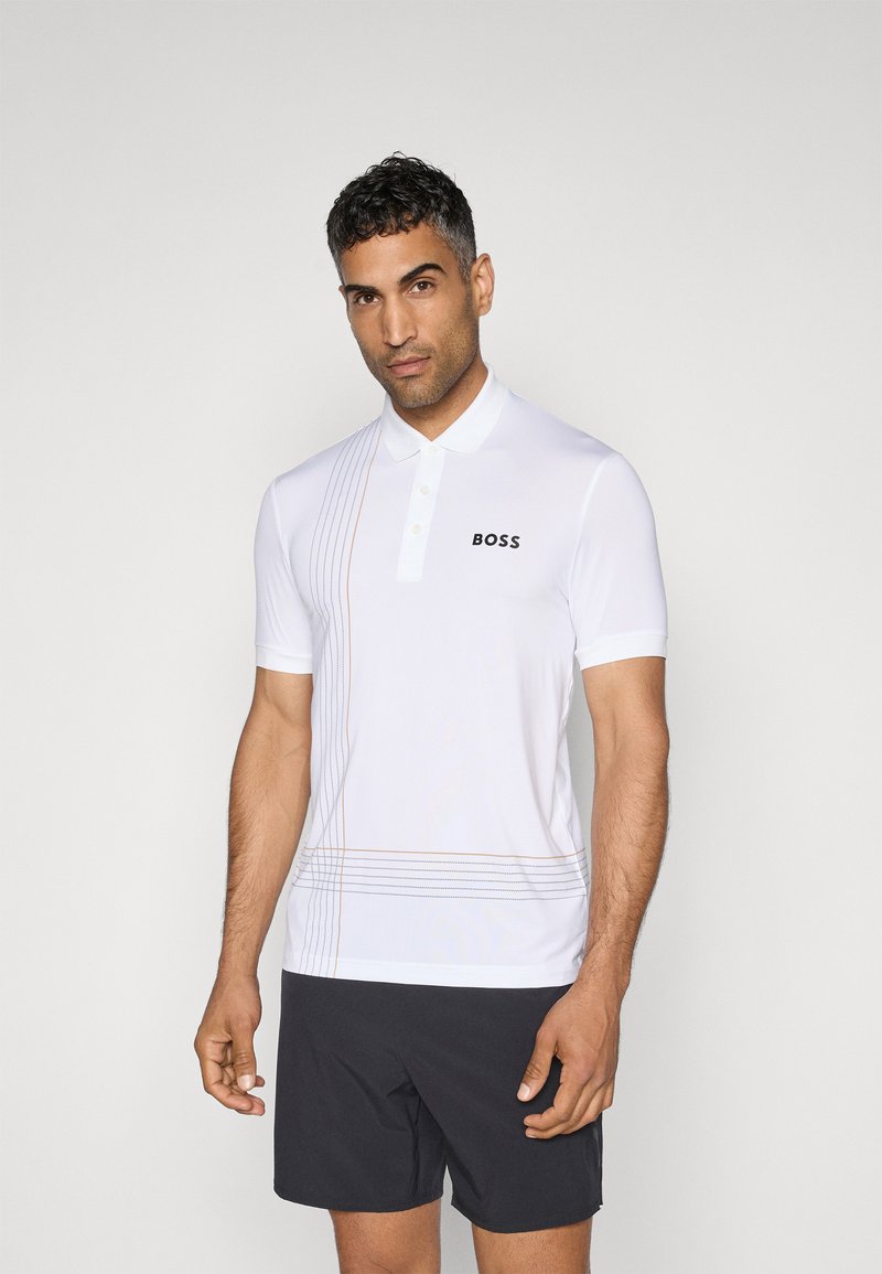 Weißes Poloshirt mit kurzen Ärmeln, Drei-Knopf-Knopfleiste, schwarzem "BOSS"-Logo sowie feinen horizontalen und diagonalen Linien in Orange und Grau.