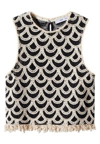 Černý a krémový bezrukávový top s dekorativním háčkovaným vzorem ve tvaru skalby a třásněmi na spodním lemu. Materiál vypadá texturovaně a lehce.