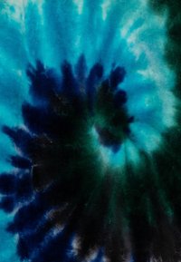 Tie-dye tyg med virvlande mönster i livliga nyanser av blått, grönt och svart. Mjuk textur med en distinkt cirkulär design.