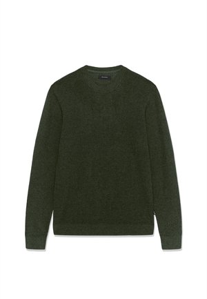 Tmavě zelený pletený svetr s dlouhými rukávy, žebrovanými manžetami, lemem a výstřihem, položený na bílé ploše.