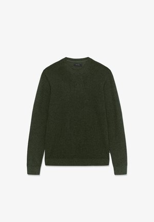 Dunkelgrüner Strickpullover mit Rundhalsausschnitt und langen Ärmeln, mit gerippten Bündchen, Saum und Kragen, auf einem weißen Hintergrund flach ausgelegt.