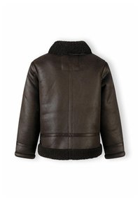 Veste en cuir marron avec un col en shearling noir. Présente une texture lisse et une coupe ajustée, avec des détails de couture le long du dos.