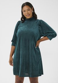 Teal-kordelrobenkleid mit vertikalen Streifen, hohem Kragen und Puffärmel. Enthält seitliche Taschen und einen geraden Saum. Strukturiertes Gewebe.