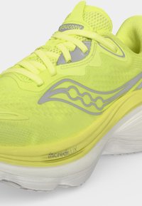 Φωτεινό κίτρινο αθλητικό παπούτσι Saucony με πλέγμα στο επάνω μέρος, ανοιχτό γκρι λογότυπο στο πλάι, κίτρινα κορδόνια και άσπρη μαλακή σόλα με την ένδειξη IncrediLUX.