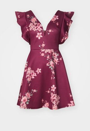Bordoo kleit sügava V-kaelusega ja lendlevate varrukatega, millel on pehme roosa ja rohelise lillemuster, valmistatud siledast kangast.