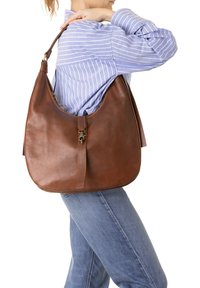 Borsa hobo in pelle marrone con una finitura morbida e strutturata. Presenta una chiusura superiore a zip e una singola tracolla piatta per il trasporto.