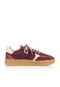 Bordeaux suede sneakers met witte leren accenten, crèmekleurige veters en een gestructureerde gumzool. Bevat perforaties en een low-top ontwerp.