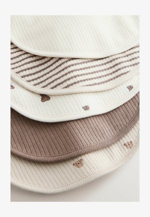 Set de patru baveți moi, din bumbac ribat, cu un amestec de modele uni și în dungi în tonuri de bej și maro, cu mici motive de urs pe două dintre baveți.