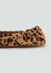 Płaski but w panterkę o miękkiej, teksturowanej powierzchni, zaokrąglonym nosku i beżowej podeszwie. Posiada czarne plamki na brązowym tle.