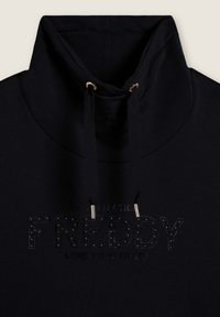Sudadera negra con cuello alto, cordones y el texto decorativo "FREDDY" en letras elevadas y con tachuelas. Tejido suave y texturizado.