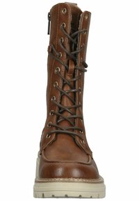 Botte en cuir marron à lacets avec une tige haute, une finition texturée, des œillets en métal et une semelle en caoutchouc contrastante, avec une fermeture éclair latérale.