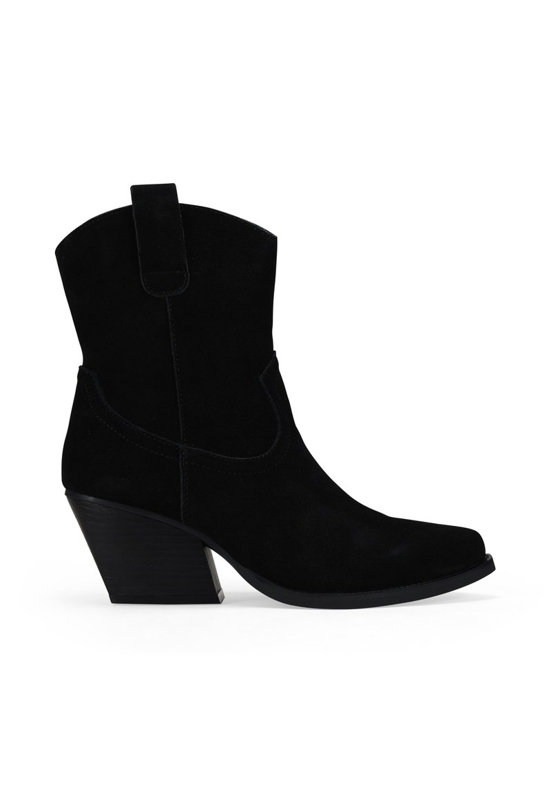 Bota vaquera de ante negro hasta la pantorrilla con punta afilada, costuras decorativas, tirador y un tacón bloque angulado apilado.