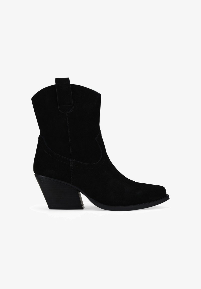 Bota vaquera de ante negro hasta la pantorrilla con punta afilada, costuras decorativas, tirador y un tacón bloque angulado apilado.