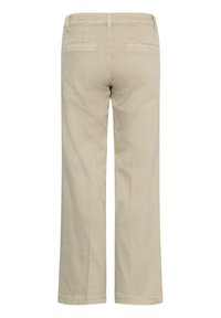 Beige rechte broekspijpen met achterzakken met lijst en riemlussen, gezien van achteren tegen een witte achtergrond.