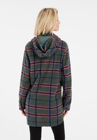 Fleecejack met een groene kleur en een meerkleurig ruitpatroon, voorzien van een capuchon, lange mouwen en een ontspannen pasvorm die tot halverwege de bovenbenen reikt.