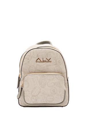 Piccolo zaino beige con motivi a timbri di viaggio, tasca frontale con zip, cerniere dorate e logo ALV di Alviero Martini sulla parte anteriore.